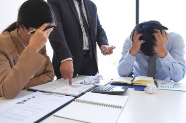 İş kavramı, kıdemli icra müdürü çalışa suçlamaya suçluyor