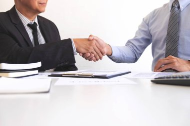 Emlakçı ve müşteriler el sallayarak bir araya kutlamalar alışık değil