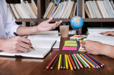 Öğretmen arkadaşlar, genç öğrenciler kampüs veya sınıf arkadaşları ile o Kitaplar