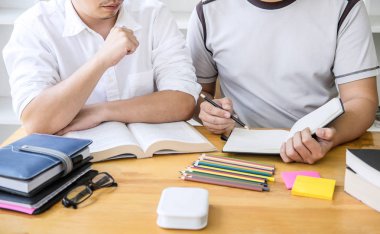 Li masada oturan lise öğretmeni ya da yüksekokul öğrenci grubu