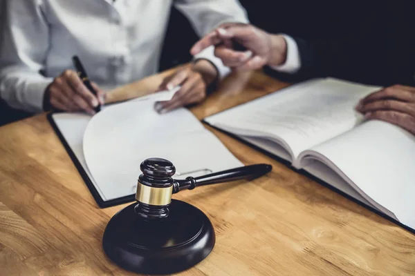 Manliga advokat eller rådgivare som arbetar i rättssalen har möte med — Stockfoto