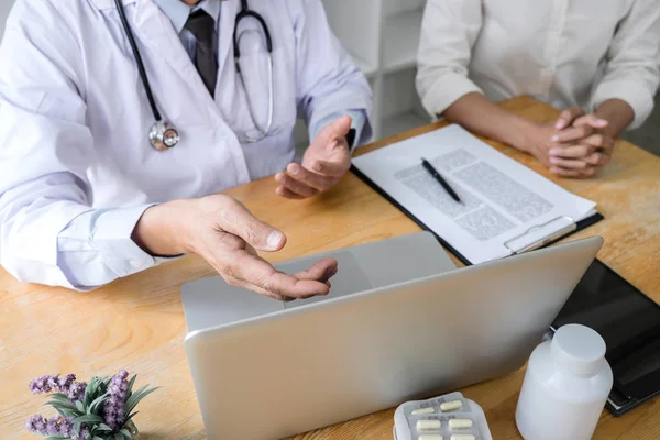 Medicina e conceito de cuidados de saúde, Professor Doutor apresentando re — Fotografia de Stock