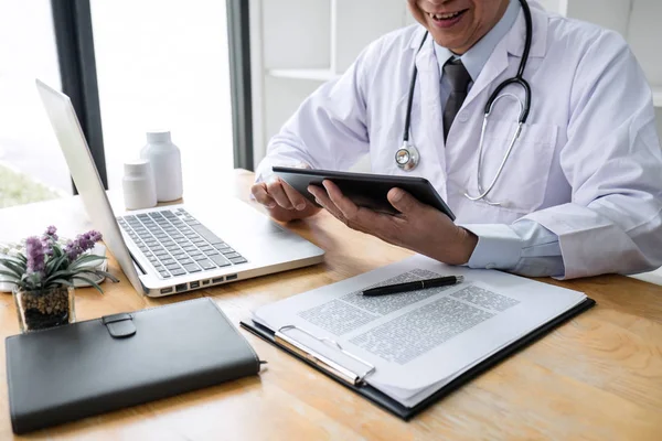 Cuidados de saúde e conceito médico, médico verificando o histórico do paciente — Fotografia de Stock