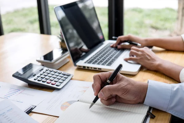 Equipo de negocios están trabajando con el líder, Presentación a colega — Foto de Stock