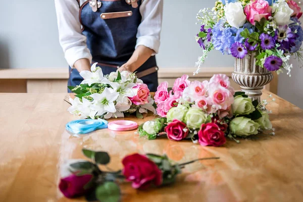 Organiser la décoration de gilet de fleurs artificielles à la maison, Jeune femme — Photo