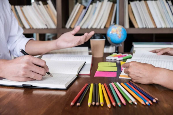 Tutor de libros con amigos, Jóvenes estudiantes del campus o compañeros de clase que — Foto de Stock