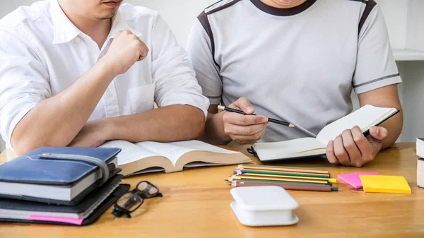 Utbildning, undervisning, lärande koncept. Gymnasieelever eller c — Stockfoto