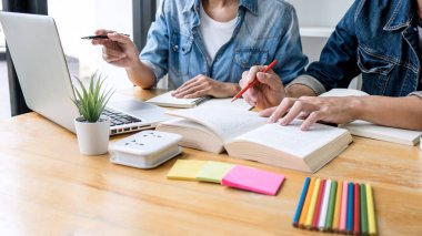 Li masada oturan lise öğretmeni ya da yüksekokul öğrenci grubu