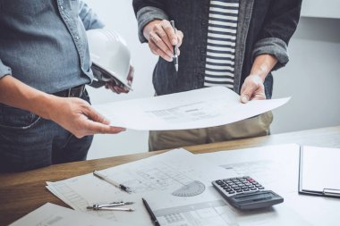 Mühendis ekip çalışması toplantı, çalışma planı toplantı üzerinde çizim 