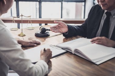 Takım toplantısı Businesswo ile erkek avukat ya da yargıç konsültasyon