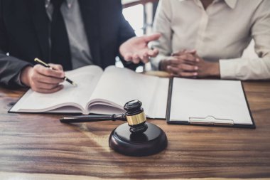 Takım toplantısı Businesswo ile erkek avukat ya da yargıç konsültasyon