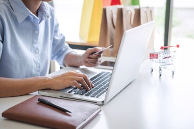 Kredi kartı kayıt güvenlik kodu ödemeleri online s kullanarak Kadın