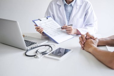 Tanı raporu sunan doktor, hastalık belirtisi ve re