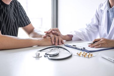 Doktor teşvik ve empati için hasta eli dokunmadan th