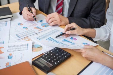 İki iş ekibi tartışma ve planlama strateji şirketi growt