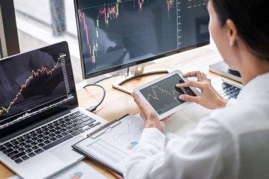 Bilgisayar, dizüstü bilgisayar, düşünme ve analiz ile çalışan iş kadını