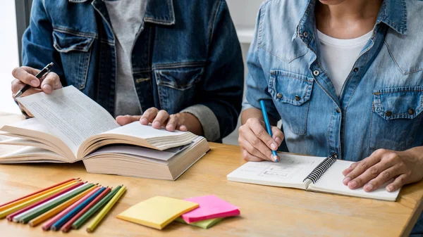 Tuteur de lycée ou groupe d'étudiants assis au bureau à li — Photo