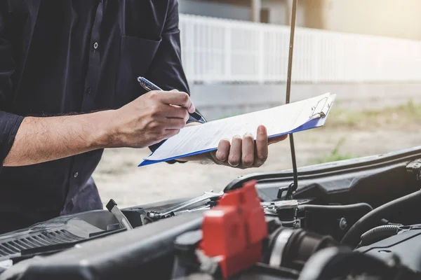 Szolgáltatások autó motor gép fogalma, autó szerelő repairm — Stock Fotó