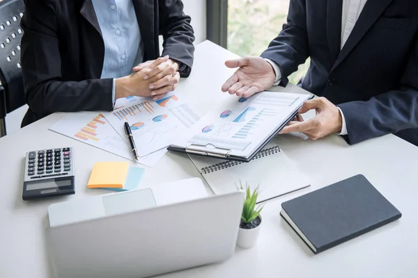 Lavoro di squadra dei colleghi d'affari, consultazione nuovo piano strategico — Foto Stock