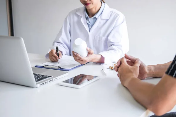 Médico que presenta informe de diagnóstico, síntoma de enfermedad y re — Foto de Stock