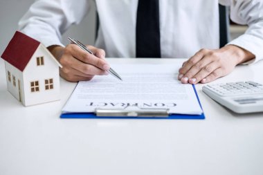 Adam işareti bir ev sigortası ev kredileri, işadamı işareti üzerinde
