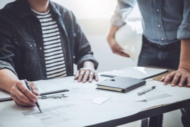 İnşaat ve yapı mühendisi veya mimar kavramı bir araya