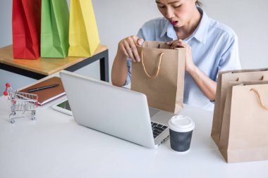 Kredi kartı kayıt güvenlik kodu ödemeleri online s kullanarak Kadın