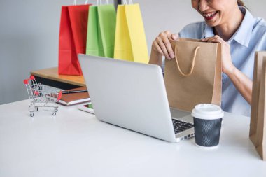 Kredi kartı kayıt güvenlik kodu ve ödemeler onli kullanarak Kadın