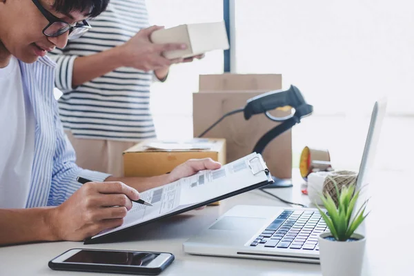 Små virksomhedsejer levering service og arbejde pakning boks, b - Stock-foto