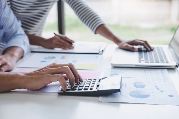 Collaborazione del team aziendale discutendo l'analisi di lavoro con fin — Foto Stock