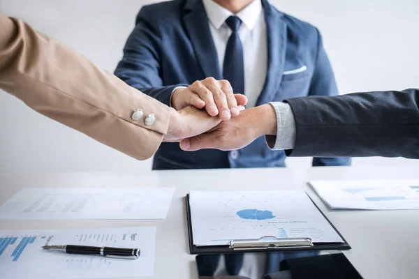 Imagem de pessoas de negócios juntando e dando as mãos juntos duri — Fotografia de Stock