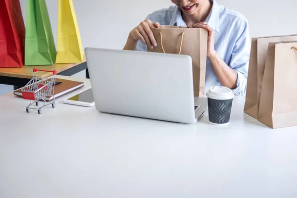 Kvinna som använder kreditkort register säkerhetskod betalningar online s — Stockfoto