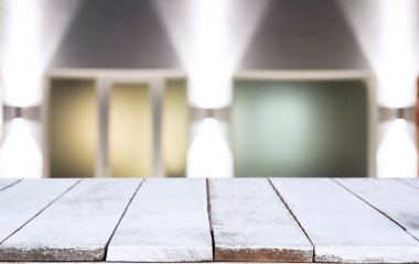 Soyut bulanık festiv önünde seçici boş ahşap masa