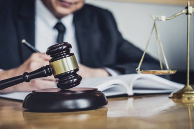 Profesyonel Erkek avukat veya hakim sözleşme kağıtları ile çalışan, 