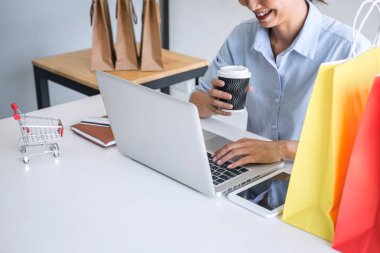 Kredi kartı kayıt güvenlik kodu ve ödemeler onli kullanarak Kadın