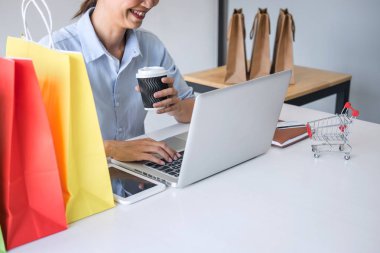 Kredi kartı kayıt güvenlik kodu ödemeleri online s kullanarak Kadın