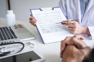 Tanı raporu sunan doktor, hastalık belirtisi ve re