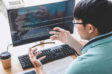 Programlama geliştirme de çalışan genç profesyonel programcı 