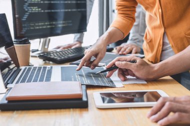 Kod yazma ve veri kodu teknolojisi yazma, Programcı cooper