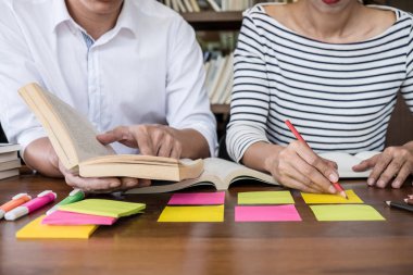 Eğitim, öğretim, kavram öğrenme. İki lise öğrencileri 