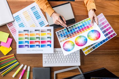 Renk selec üzerinde çalışan kadın yaratıcı grafik tasarımcı görüntü