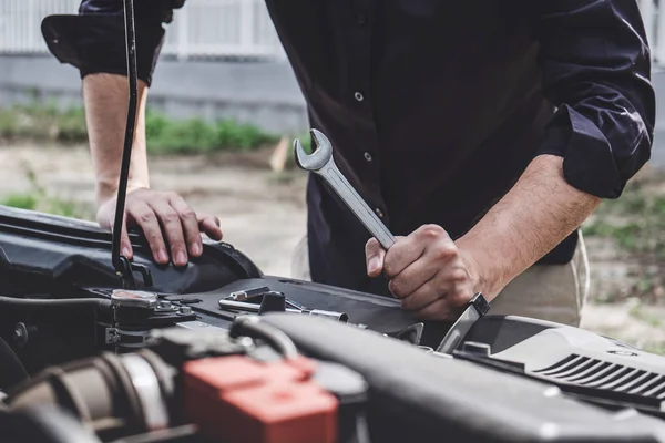 Services concept de machine de moteur de voiture, réparation de mécanicien automobile — Photo