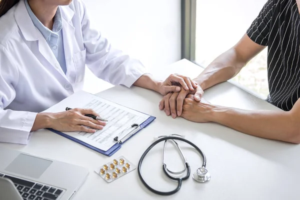 Arzt berührt geduldige Hand für Ermutigung und Empathie in th — Stockfoto