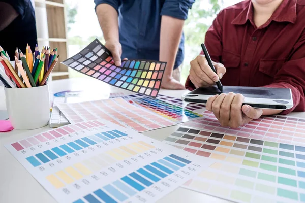 Dos colegas diseñador gráfico creativo que trabaja en la selección de color —  Fotos de Stock