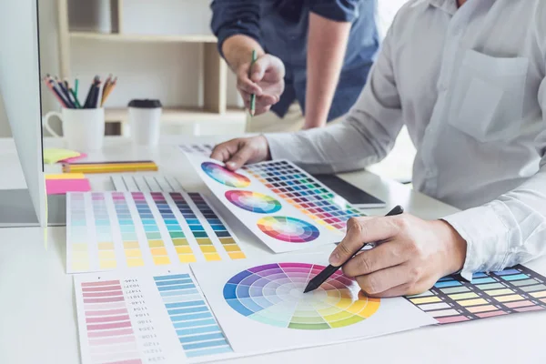 Dos colegas diseñador gráfico creativo que trabaja en la selección de color — Foto de Stock