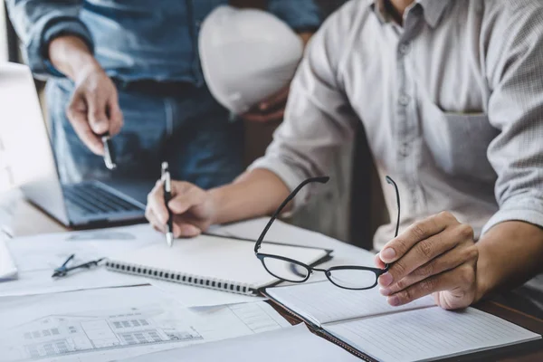 Konstruktion und Strukturkonzept von Ingenieur oder Architekt treffen aufeinander — Stockfoto