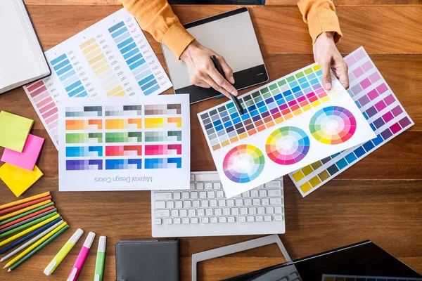 Imagem de designer gráfico criativo feminino trabalhando na seleção de cores — Fotografia de Stock