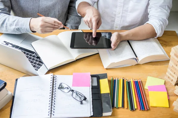 Middelbare school tutor of college student groep zit op Bureau in li — Stockfoto