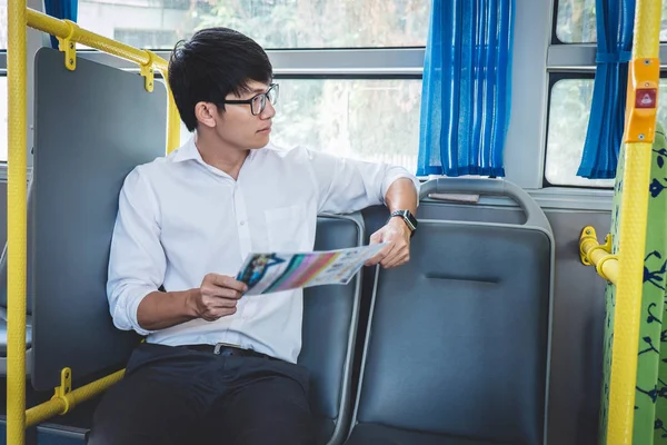 Jovem asiático homem viajante sentado em um ônibus enquanto assiste mapa para — Fotografia de Stock