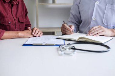 Doktor danışmanlık hasta bir şey tartışırken ve tre tavsiye